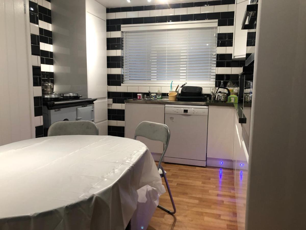 Bed and Breakfast Ponders End à Newport  Extérieur photo