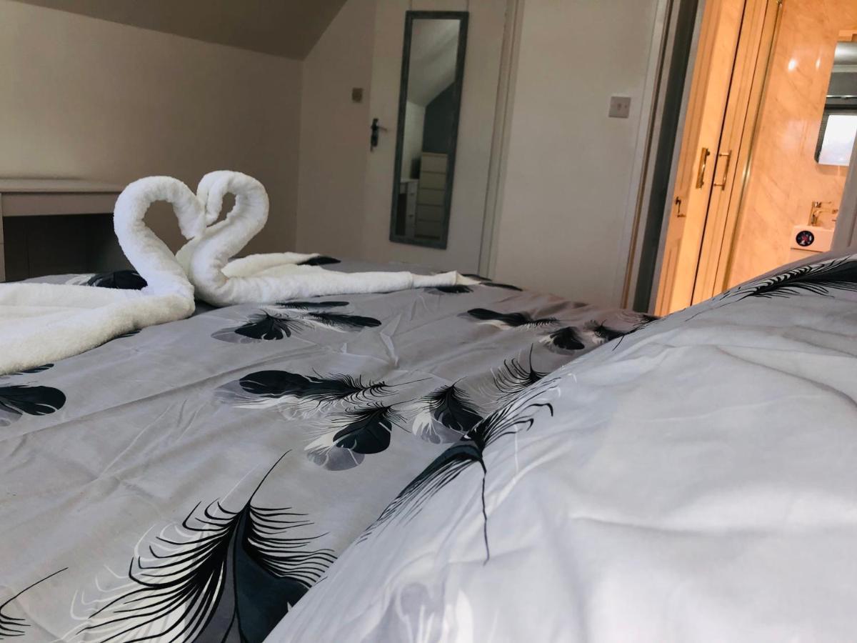 Bed and Breakfast Ponders End à Newport  Extérieur photo