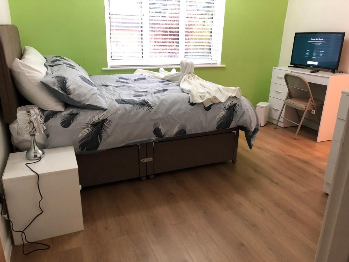 Bed and Breakfast Ponders End à Newport  Extérieur photo