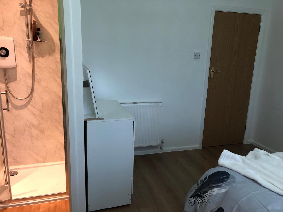Bed and Breakfast Ponders End à Newport  Extérieur photo
