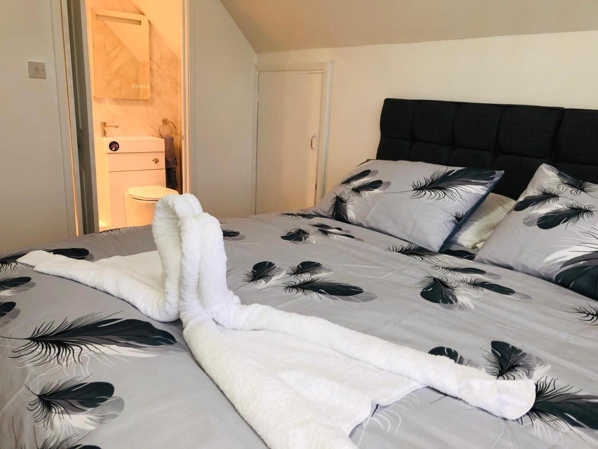 Bed and Breakfast Ponders End à Newport  Extérieur photo