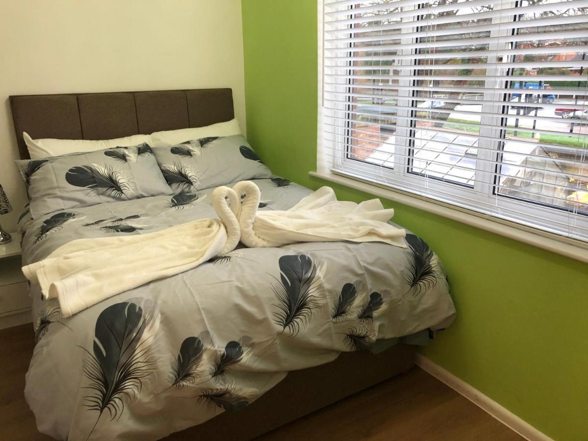 Bed and Breakfast Ponders End à Newport  Extérieur photo