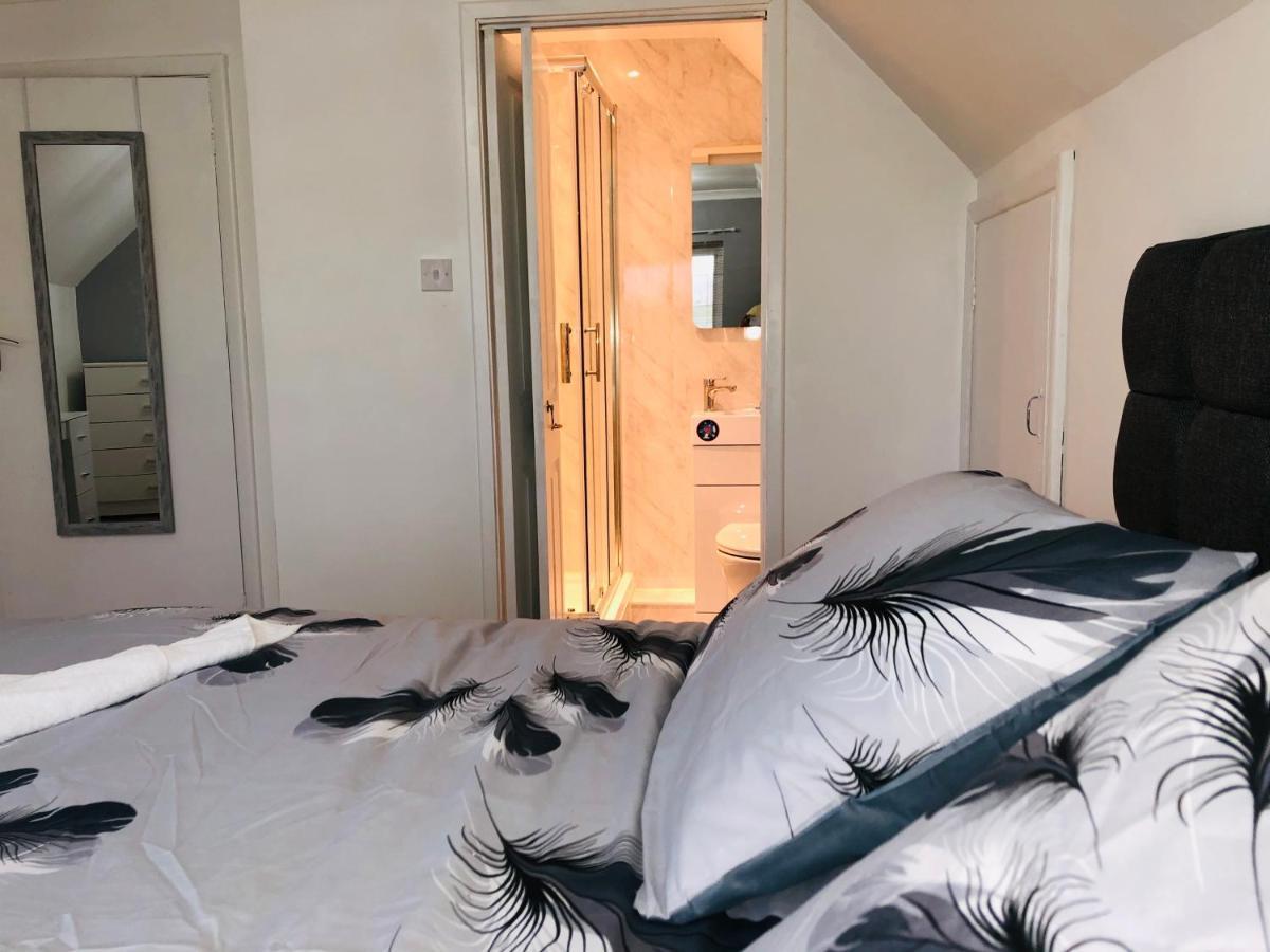 Bed and Breakfast Ponders End à Newport  Extérieur photo