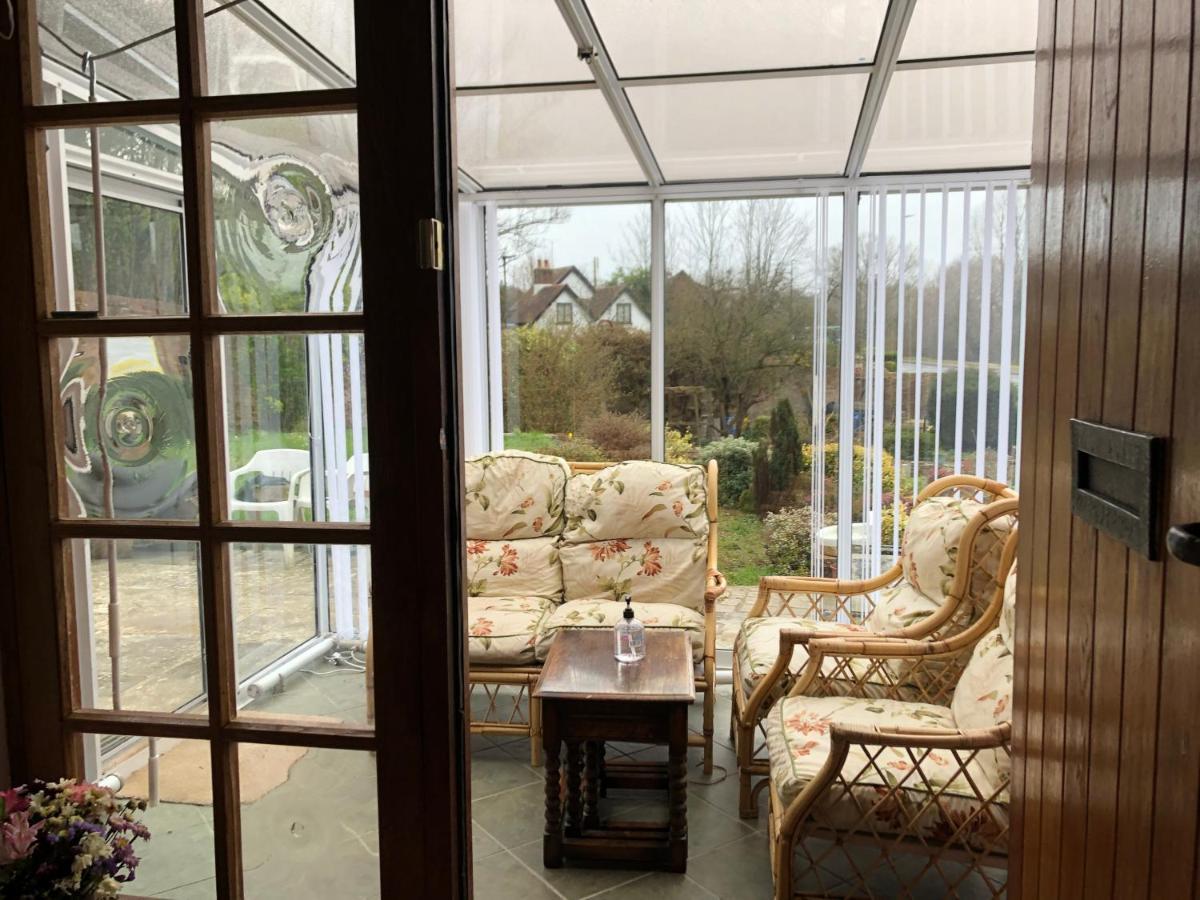 Bed and Breakfast Ponders End à Newport  Extérieur photo