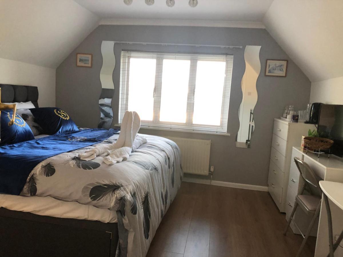 Bed and Breakfast Ponders End à Newport  Extérieur photo