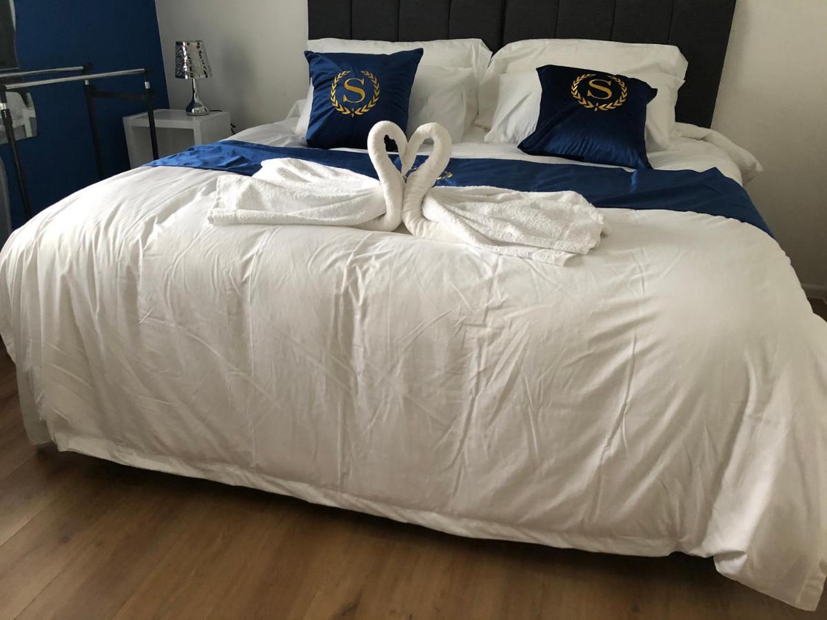 Bed and Breakfast Ponders End à Newport  Extérieur photo