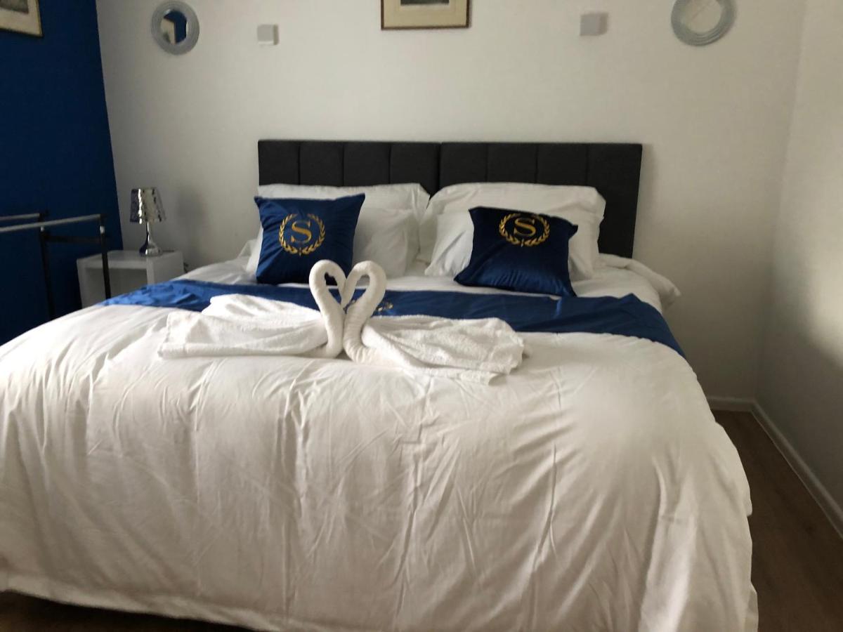 Bed and Breakfast Ponders End à Newport  Extérieur photo