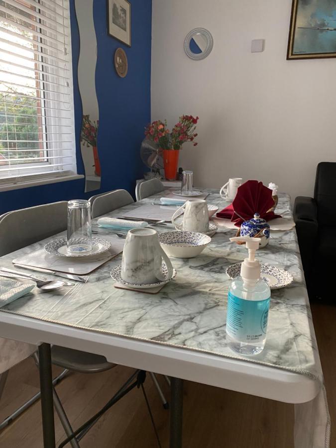 Bed and Breakfast Ponders End à Newport  Extérieur photo