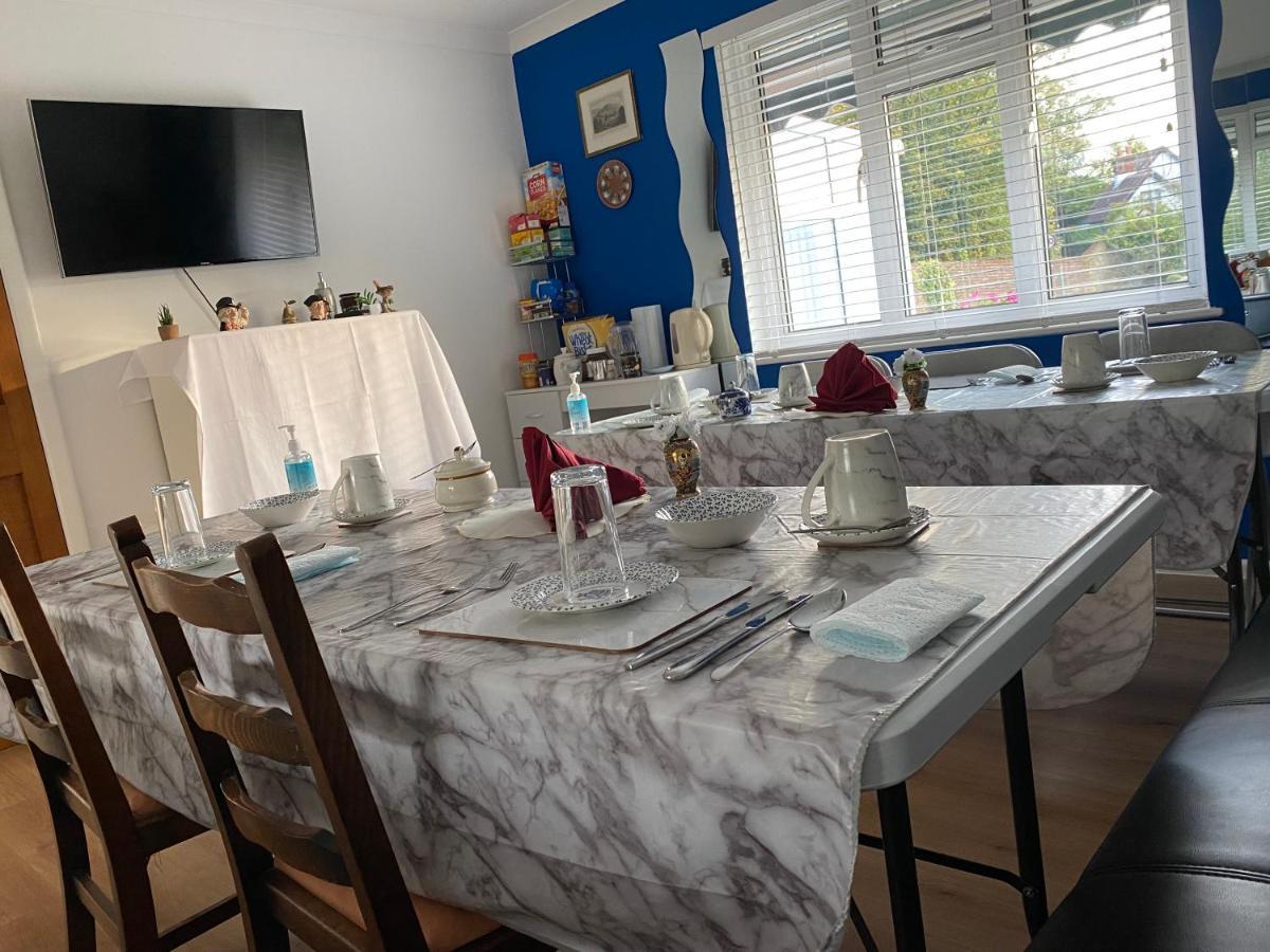 Bed and Breakfast Ponders End à Newport  Extérieur photo