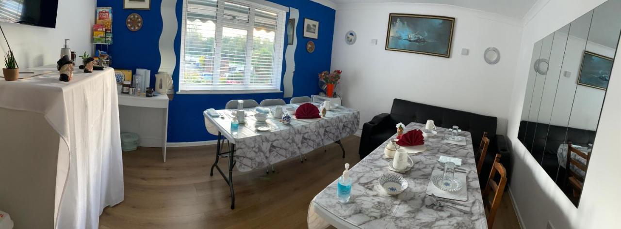 Bed and Breakfast Ponders End à Newport  Extérieur photo