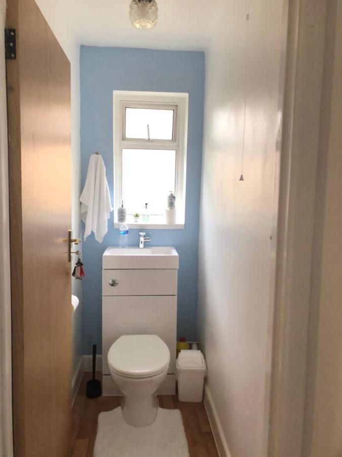 Bed and Breakfast Ponders End à Newport  Extérieur photo