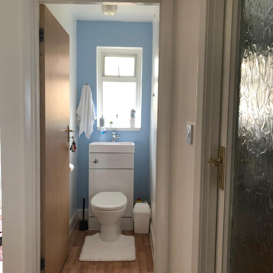 Bed and Breakfast Ponders End à Newport  Extérieur photo