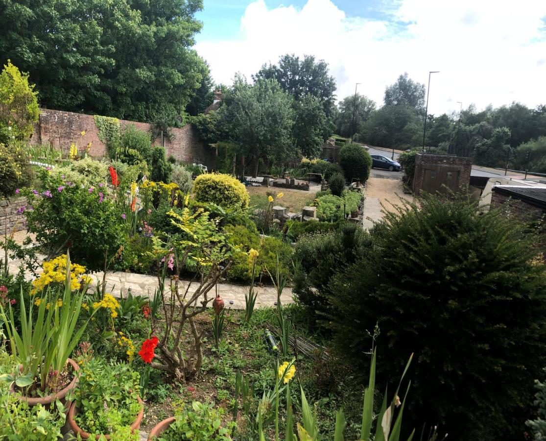 Bed and Breakfast Ponders End à Newport  Extérieur photo