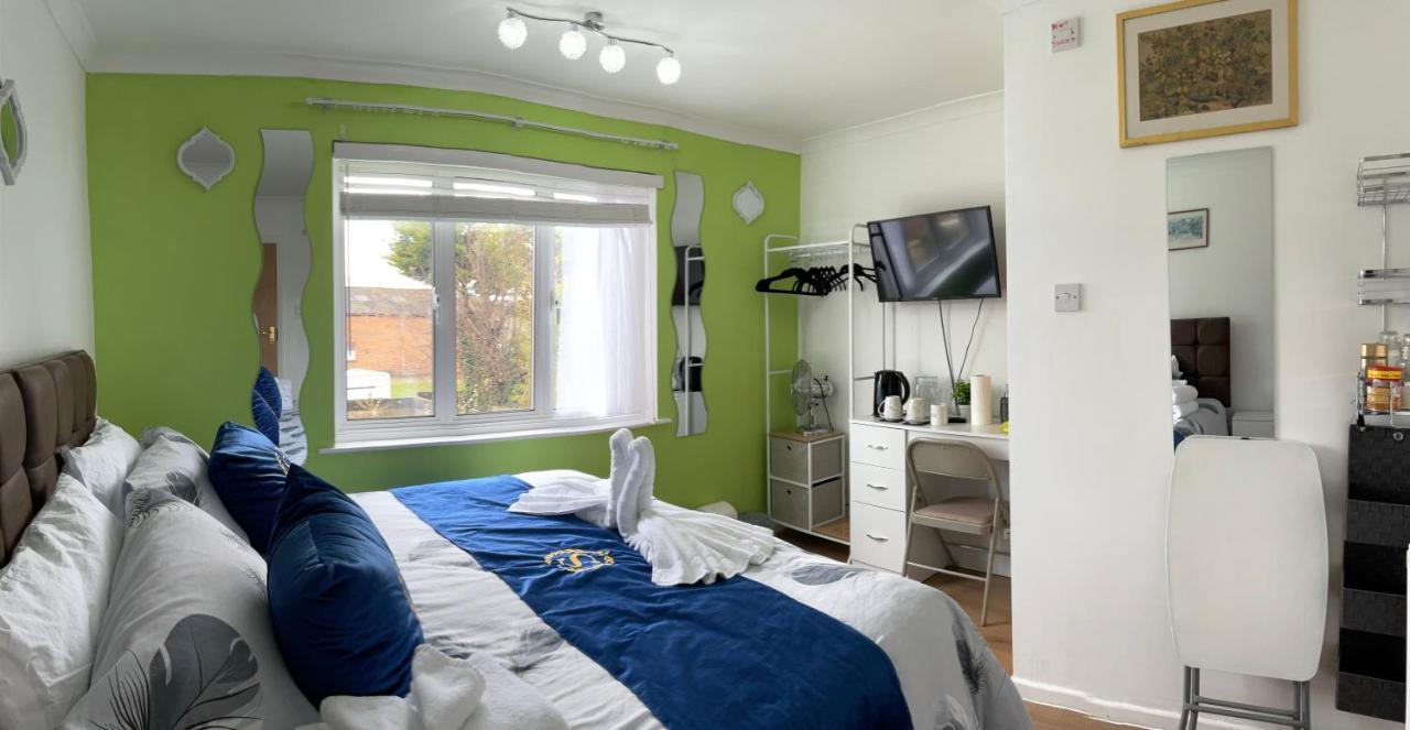 Bed and Breakfast Ponders End à Newport  Extérieur photo